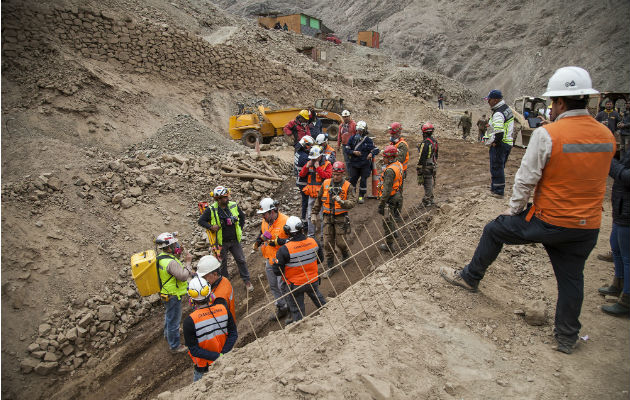 Los mineros están atrapados a una profundidad entre los 100 y 170 metros. AP.