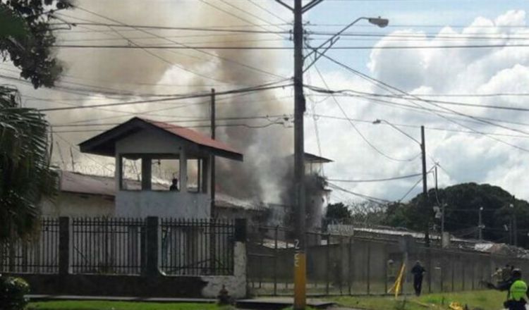 El cuartel de David fue incendiado en octubre de 2017 por detenidos que se oponían al traslado a la nueva cárcel de Chiriquí. Archivo