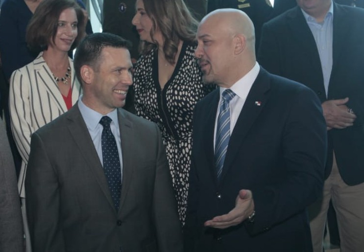 El ministro de Seguridad, Rolando Mirones (dcha.), dialoga con el secretario de Seguridad Nacional de Estados Unidos, Kevin McAleenan. Foto: Roberto López Dubois