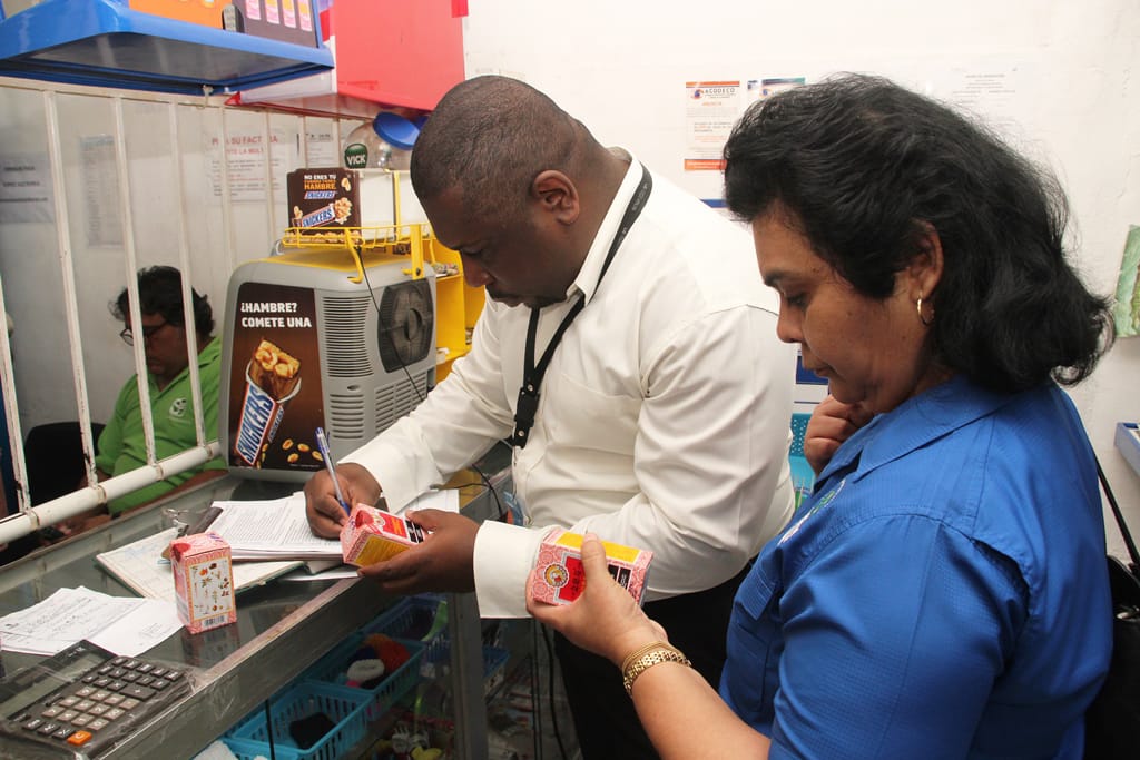 El Minsa detecta diversas anomalías en farmacias y abarroterías de San Miguelito. Foto: Minsa.