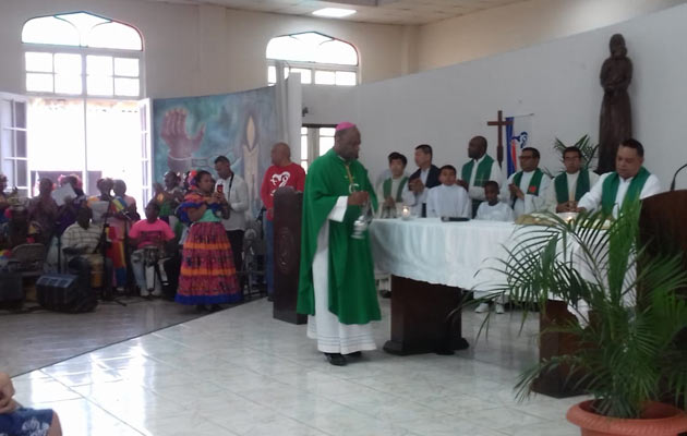 Los peregrinos disfrutaron de una misa diferente en la provincia de Colón. Foto/Diómedes Sánchez