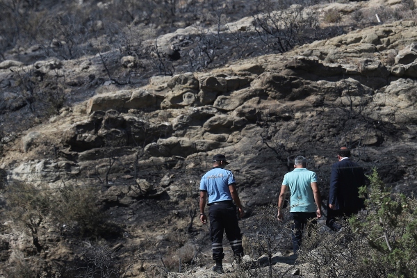 La policía turca patrulla el área después de una explosión antes del amanecer, en las afueras de la aldea de Tashkent, en la parte turca-chipriota del norte de la parte dividida de Chipre. FOTO/AP