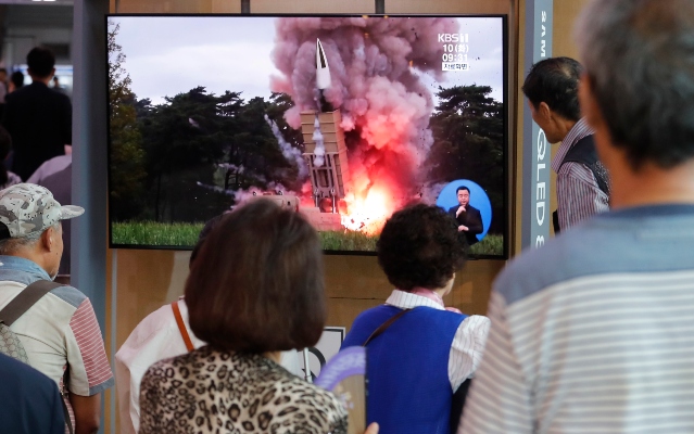 El ensayo del régimen norcoreano se produjo tan solo horas después de que la viceministra de Exteriores, Choe Son-hui, dijera que Corea del Norte ve con buenos ojos acordar una fecha para sentarse a hablar con representantes de la Casa Blanca a final de mes. FOTO/AP