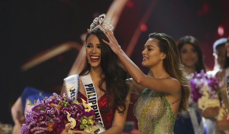 Catriona Gray recibe la corona como nueva Miss Universo.