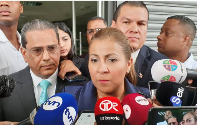 La ministra de Vivienda Inés Samudio  junto al viceministro Rogelio Paredes presentaron la documentación que detalla las supuestas irregularidades en Techos de Esperanza, Sanidad Básica y en la compra de equipo de seguridad.