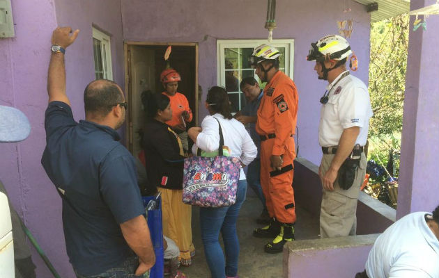 Personal del Miviot y Sinaproc evalúan la situación de las casas afectadas por el sismo.