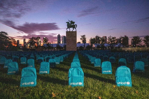 co un cementerio de mochilas recuerdan a los miles de niños que han perdido la vida en los países en conflicto. FOTO/EFE