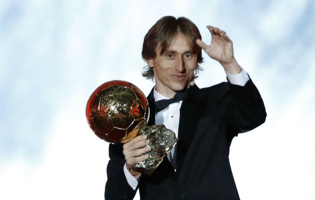 Luka Modric levanta el Trofeo Balón de Oro. Foto:AP