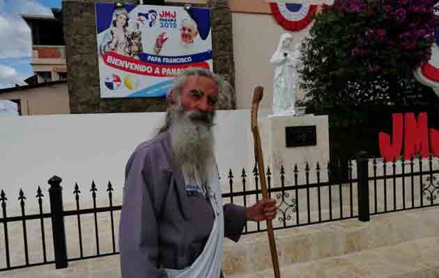 Augusto Texeira durante los días de la JMJ realiza charlas en las calles en las calles con los jóvenes que se acercan a escucharlos, Foto/Eric Montenegro