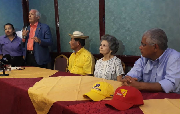 Reunión entre fundadores del partido y el candidato José Blandón. Foto: Víctor Arosemena