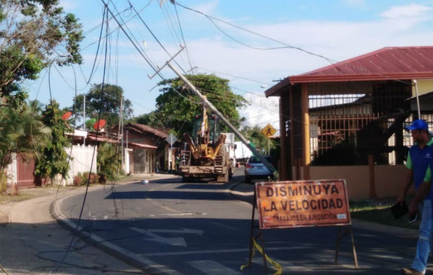 La explosión de un tanque de gas y un poste caído atendieron los estamentos de seguridad. Foto: Thays Domínguez.