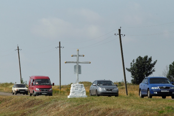 - Los autos locales pasan frente al monumento a las víctimas del desastre del MH17, cerca de la aldea controlada por los rebeldes rusos de Grabovo, a unos 100 kilómetros al este de Donetsk, Ucrania. FOTO/AP