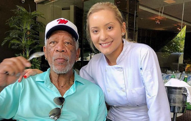 Morgan Freeman posando junto a una admiradora. 