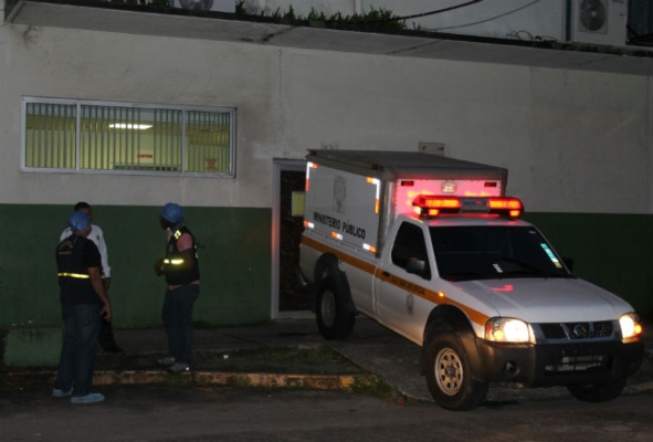 El cuerpo fue trasladado a media noche a la morgue judicial de Colón. Foto/Diómedes Sánchez