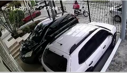 La cámara de seguridad de una residencia captó cuando dos sujetos le roban a un motorizado de comida rápida en Brisas del Golf.