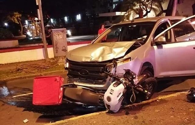 La motocicleta que conducía el venezolano quedó atrapada debajo del automóvil que la colisionó. 