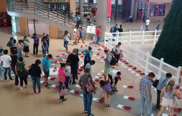 Zapatos Rojo en Albrook y la Cinta Costera para exigir alto a la violencia contra la mujer. Foto/Cortesía