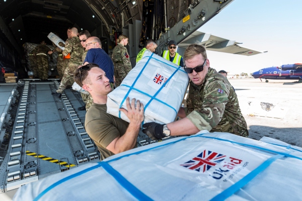 Miembros de las Fuerzas Aéreas del Reino Unido descargan ayuda humanitaria en Beira (Mozambique). FOTO/EFE