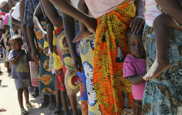 Mujeres y niños en espera de vacunarse contra el cólera tras el ciclón Idai en Mozambique. Foto: AP.