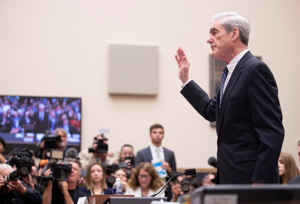 El ex asesor especial Robert Mueller toma juramento antes de declarar ante el Comité Judicial de la Cámara de Representantes sobre su informe sobre la interferencia de Rusia en las elecciones presidenciales de 2016. FOTO/AP