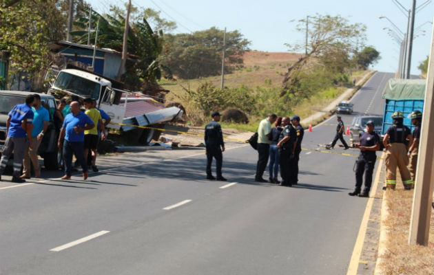 Los vehículos arrollados por el camión estaban detenidos en la vía. Foto: Thays Domínguez.