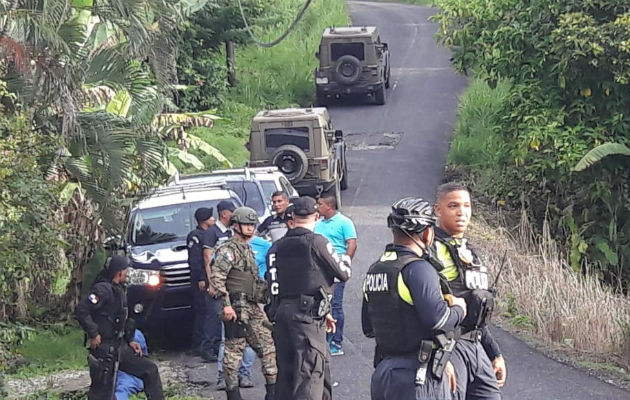 Personal de la Policía Nacional, acordonó todo el área, en medio de los curiosos. Foto: Diómedes Sánchez S. 