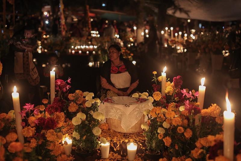 Habitantes del poblado de Tzintzuntzan velan a sus familiares difuntos hoy, jueves 1 de noviembre de, durante la celebración de Día de Muertos en el estado de Michoacán (México). EFE/Ivan Villanueva