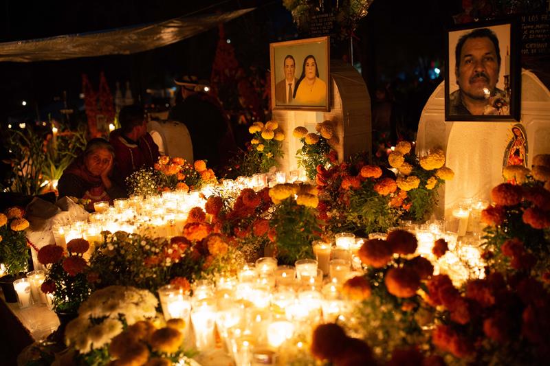  Habitantes del poblado de Tzintzuntzan velan a sus familiares difuntos hoy, jueves 1 de noviembre de, durante la celebración de Día de Muertos en el estado de Michoacán (México). EFE/Luis Enrique Granados