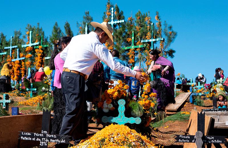 Habitantes de la localidad de Romerillo llevan flores y arreglan las tumbas de sus familiares difuntos hoy, jueves 1 de noviembre de 2018, en el Municipio de Chamula, en el estado de Chiapas (México)