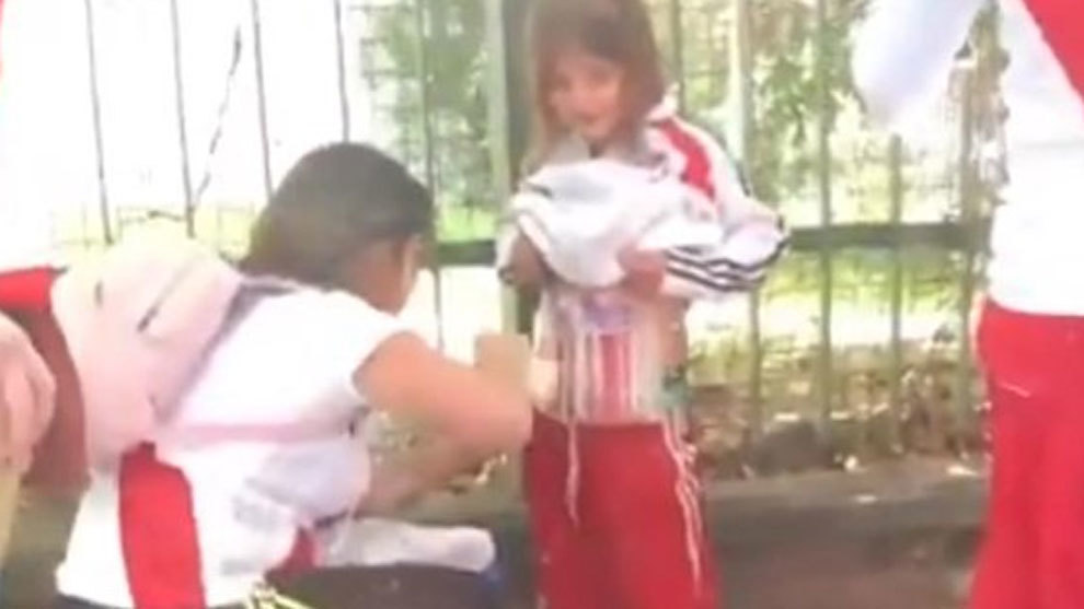 Mujer coloca en el cuerpo del menor las bengalas que están prohibidas dentro de los estadios.