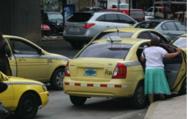 Mujer celosa golpeó con un extintor que se encontraba dentro del taxi.  Foto: ilustrativa