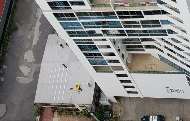 ¡Fatal! Una mujer cae desde un edificio sobre el techo de una residencia en calle 73 San Francisco. Foto: Tráfico C Panamá.