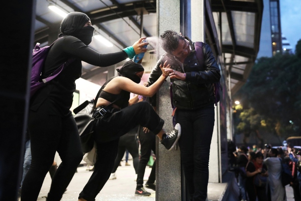 Las mujeres pidieron que no hubiera ningún hombre en el lugar y se dieron enfrentamientos con algunos que no querían abandonar la zona. FOTO/AP