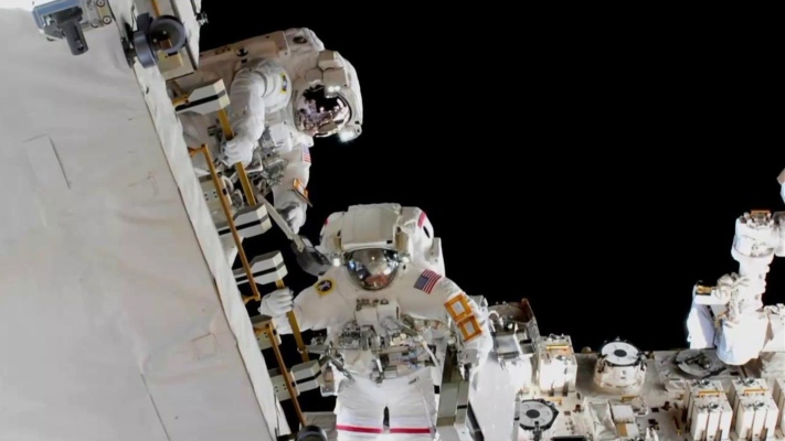 Los astronautas Anne McClain y Nick Hague hicieron un paseo espacial el pasado 22 de marzo para reemplazar baterías en el módulo que conecta los paneles solares de la de la EEI. FOTO/EFE