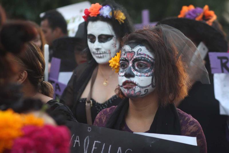 Mujeres protestan hoy, jueves 1 de noviembre de 2018, por las principales avenidas en el balneario de Acapulco, en el estado de Guerrero (México). Feministas recordaron los asesinatos de algunas personas asesinadas en el año ante la ola de violencia por la que atraviesa el país.