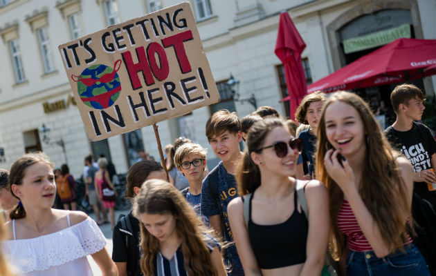 Jóvenes participan en una manifestación de Fridays for Future contra cambio climático en Leipzig, Alemania. Foto/ Jens Schlueter/EPA, vÍa Shutterstock.