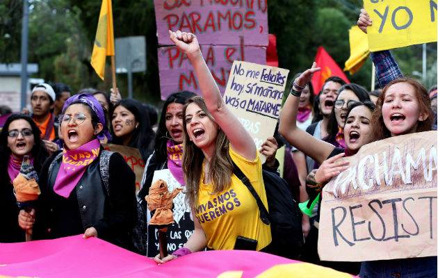 Mujeres en una manifestación con motivo del Día Internacional de la Mujer Trabajadora, en Quito (Ecuador). Foto: EFE.