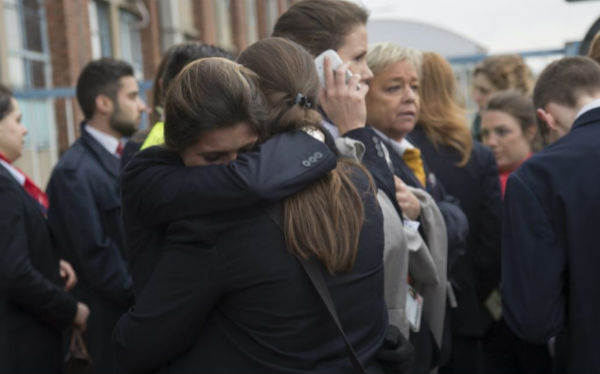 Dos mujeres se consuelan tras los atentados. (EFE)