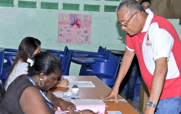 José Muñoz ejerciendo su derecho al voto. @partidoalianza