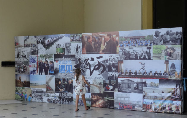 Una niña admira el mural informativo que estaba en el exterior del Centro de convenciones Amador. Foto: Rosalina Orocú Mojica.