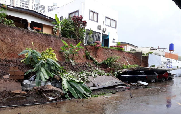 Dueños de plaza comercial y residentes deberán asumir pago de muro colapsado en El Dorado. Foto: Panamá América.