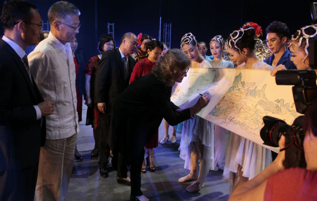 Alexandra Schjelderup firma el gigantesco pergamino (tela) de recuerdo de la presentación de Teatro de Danza y Ópera de Hangzhou en Panamá en su gira por América en 2018. Foto: Víctor Arosemena.