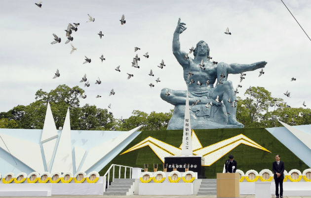 Palomas vuelan sobre la Estatua de la Paz durante la ceremonia en Nagasaki. Foto: AP.