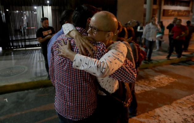 Naky Soto, esposa del periodista Luis Carlos Diaz, ayer martes, a la entrada de los tribunales mientras se efectúa la audiencia preliminar de Luis Carlos, en Caracas (Venezuela). Foto: EFE.