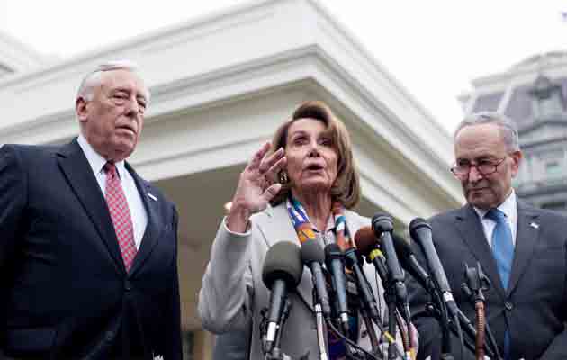 La líder de la minoría demócrata, Nancy Pelosi (i), el líder de la minoría demócrata en el Senado, Chuck Schumer, hablan sobre la reunión con el presidente Donald Trump. FOTO/EFE