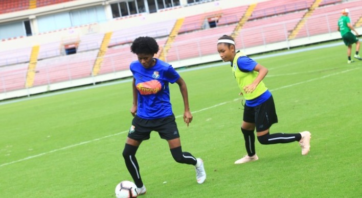 Natalia Mills conduce el balón en los entrenamientos del seleccionado panameño. Foto: Anayansi Gamez