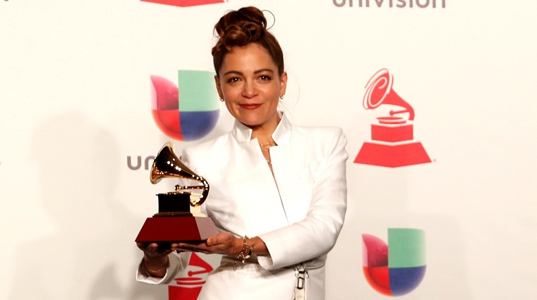 Natalia Lafourcade fue captada con un gesto de pocos amigos. EFE