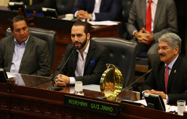 El presidente salvadoreño, Nayib Bukele (c), ante la Asamblea Legislativa de El Salvador . Foto: EFE.