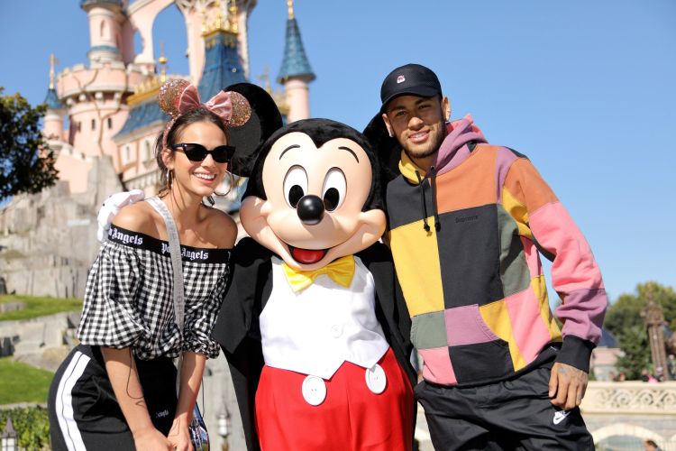 Neymar junto a su novia en el centro de atracciones. Foto EFE