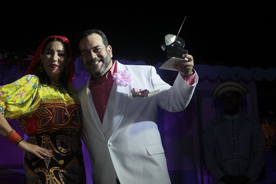 Neysa Ferguson y Agustín Clément. Él dirige en el Teatro ABA una obra, 